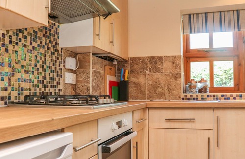 Church Stretton Cottage | OLD HALL BARN 3, pet friendly, with hot tub in Church Stretton