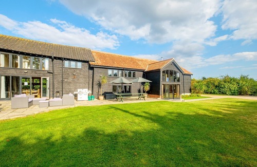 Darsham Cottage | Old Hall Barn - sleeps 14 guests in 7 bedrooms