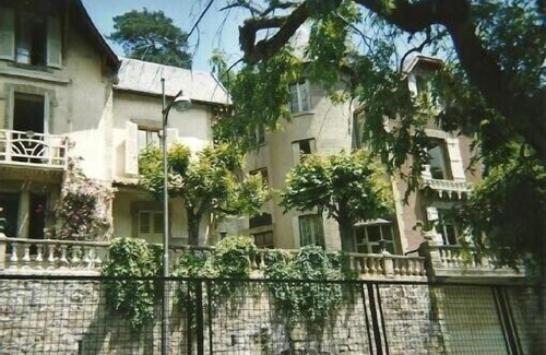 Saint-Nectaire House | Old house with character. Walled garden . Swimming pool and shops at 300 m