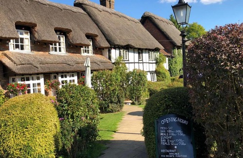 Whipsnade Hotel | Old Hunters Lodge Whipsnade Limited