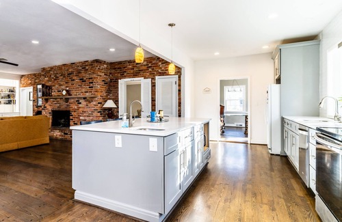 Old Irving Park House | Old Irving Park 7BR with Hot Tub