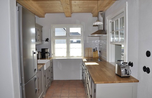 Glowe House | Old Katen Glowe - Captain's Half 3 bedrooms: FHH in the Thatched Cottage, romantic details