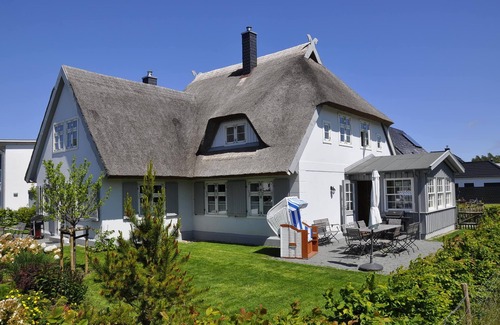 Glowe House | Old Katen Glowe - Captain's Half 3 bedrooms: FHH in the Thatched Cottage, romantic details
