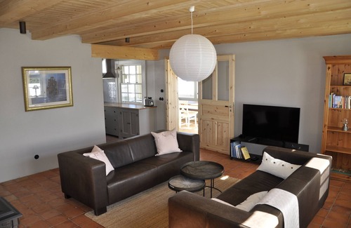 Glowe House | Old Katen Glowe - Captain's Half 3 bedrooms: FHH in the Thatched Cottage, romantic details