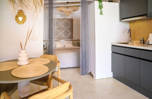 Mirasierra House | old laundry apartment
