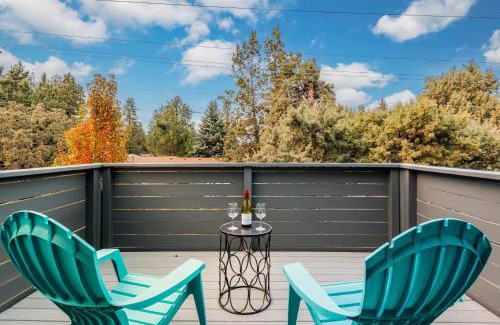 Larkspur House | Old Mill Getaway by AvantStay Private Backyard w Hot Tub