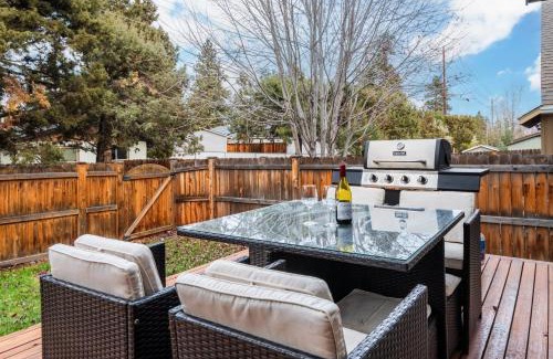 Larkspur House | Old Mill Getaway by AvantStay Private Backyard w Hot Tub
