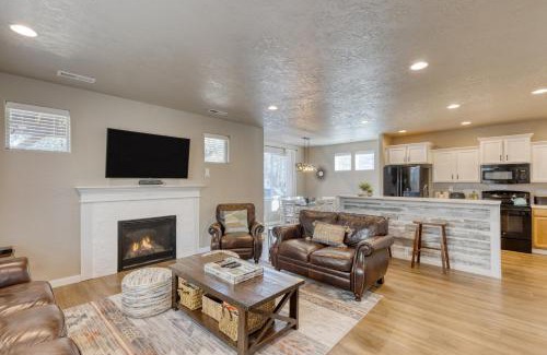 Larkspur House | Old Mill Getaway by AvantStay Private Backyard w Hot Tub