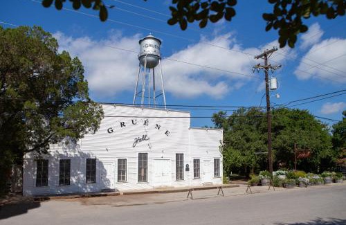 Gruene Apartment | Old Mills Resort OM A6A8