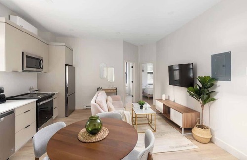 Griffintown Apartment | Old Montreal/Downtown-3BR-2BA &Patio
