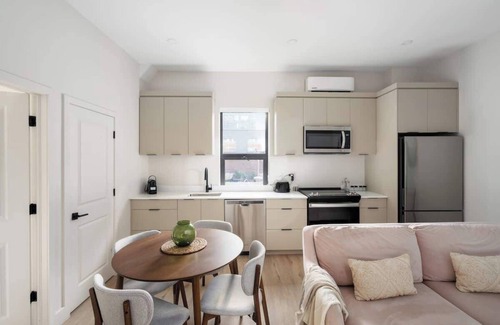 Griffintown Apartment | Old Montreal/Downtown-3BR-2BA &Patio