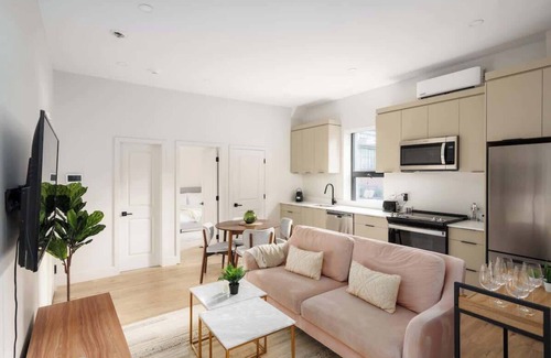 Griffintown Apartment | Old Montreal/Downtown-3BR-2BA &Patio