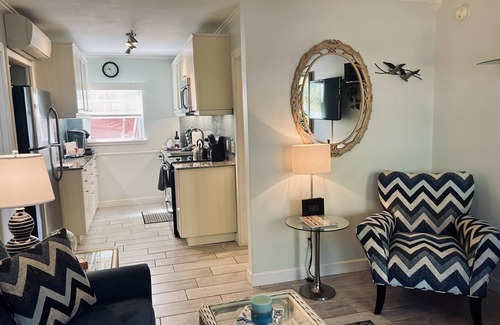 Historic Old Northeast Apartment | OLD NE 1BEDROOM DELUXE SUITE FAVORITE for 11 years. Walk to Beach, Parks, Lakes.