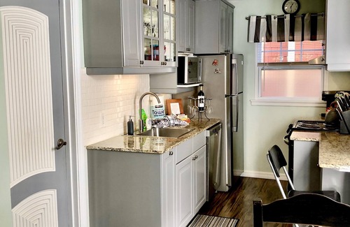 Historic Old Northeast Apartment | OLD NE SUITE GETAWAY, PRIVATE FENCED PATIO. Walk to Beach, Parks, Lakes & City