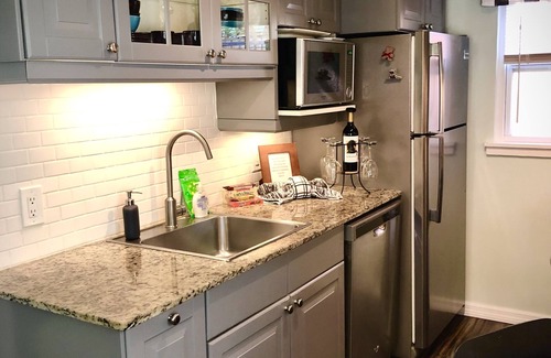 Historic Old Northeast Apartment | OLD NE SUITE GETAWAY, PRIVATE FENCED PATIO. Walk to Beach, Parks, Lakes & City