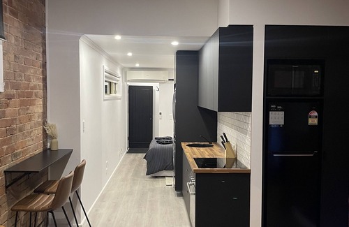Brown Hill Apartment | Old Red Brick Charm. Close walk to Pubs, Cafes, 5km to CBD.