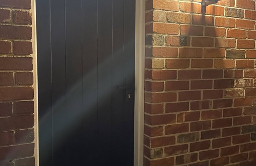 Brown Hill Apartment | Old Red Brick Charm. Close walk to Pubs, Cafes, 5km to CBD.
