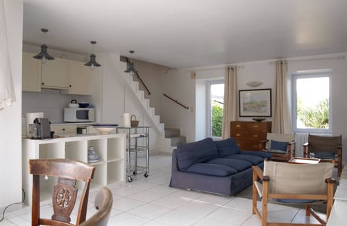 Larmor-Baden House | Old restored house, bright, sea view, sleeps 4.