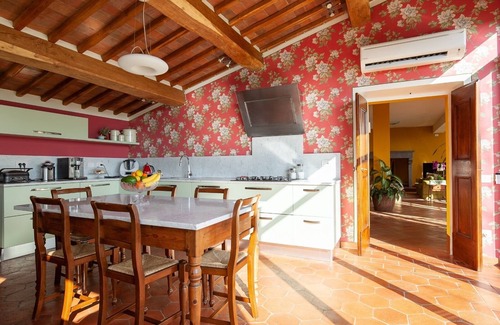 Monte San Quirico Villa | Old restored lemon house near the center