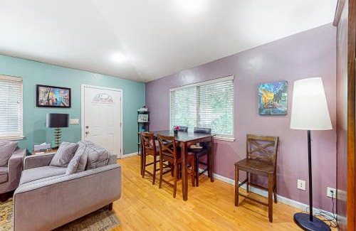 Guerneville House | Old River Hideaway