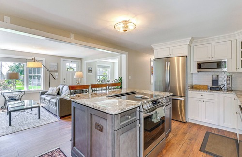 Old Saybrook Center House | Old Saybrook Home w/Screened Porch & Ocean View!