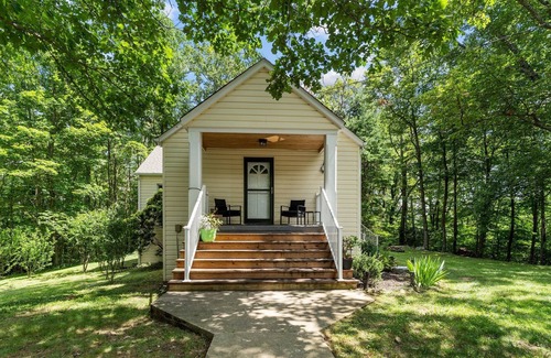 Dyke Cottage | Old School House at Stone Mountain Vineyards