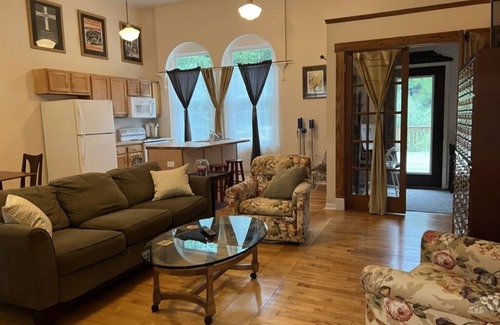 Onondaga House | Old School Vibe Private Apartment
