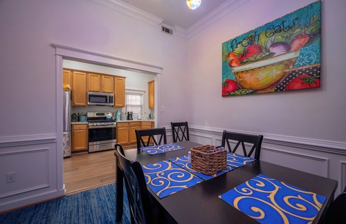 Old Town Alexandria House | Old Town Alexandria King St Historic Plaque Townhome Pet Friendly 99% Walk Score