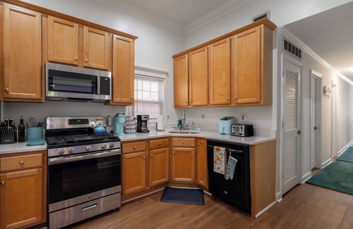 Old Town Alexandria House | Old Town Alexandria King St Historic Plaque Townhome Pet Friendly 99% Walk Score