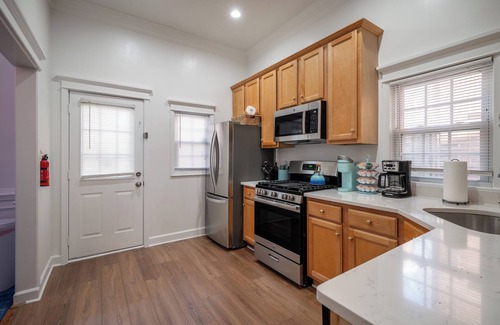 Old Town Alexandria House | Old Town Alexandria King St Historic Plaque Townhome Pet Friendly 99% Walk Score
