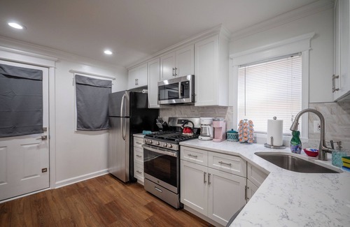 Old Town Alexandria House | Old Town Alexandria King St Historic Off Street Parking 99% Walk Score Suite