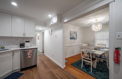 Old Town Alexandria House | Old Town Alexandria King St Historic Off Street Parking 99% Walk Score Suite