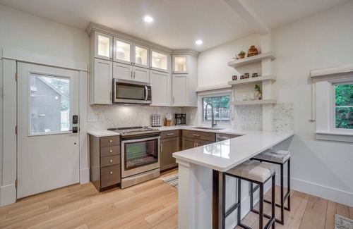 Martinez Park Cottage | Old Town Carriage House w/Private Patio