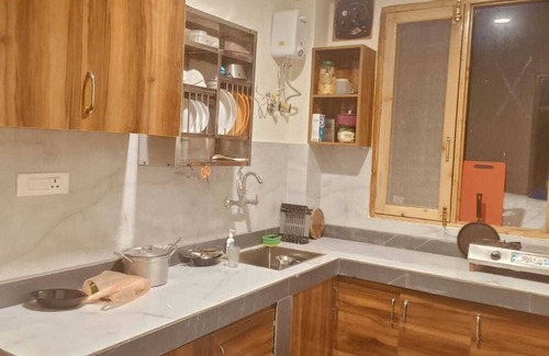 Old Manali Cottage | Old Town Manali Homestay, Cozy Room with Apple Orchard & Mountain Views
