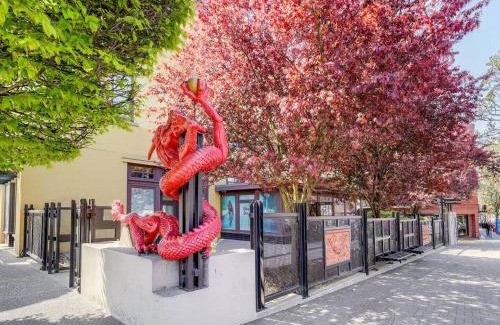 Downtown Victoria Apartment | Old Town Retreat-your artful escape in Victoria’s historic Old Town by Victoria Prime!