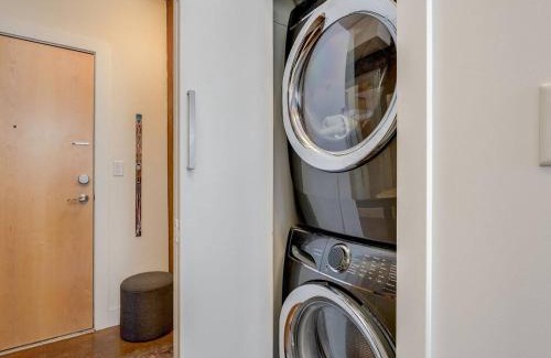 Downtown Victoria Apartment | Old Town Retreat-your artful escape in Victoria’s historic Old Town by Victoria Prime!