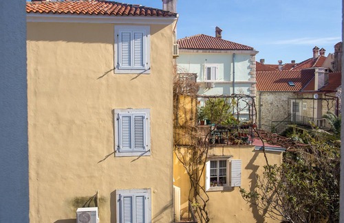 Old Town Apartment | Old town studio apt w/sea view