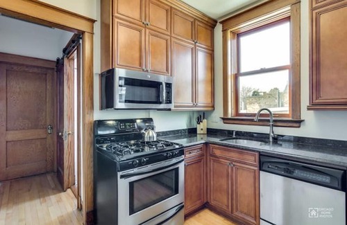 Old Town Triangle Condo | Old town vintage 2 bedroom