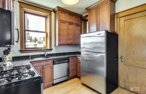Old Town Triangle Condo | Old town vintage 2 bedroom