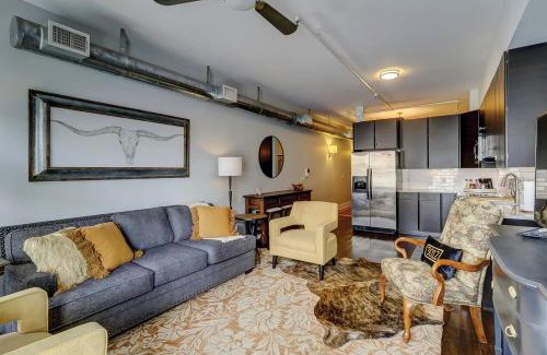 Historic District - North Apartment | Old Towne Loft on Broughton -Steps to City Market