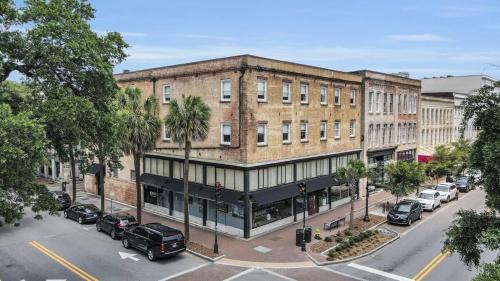 Historic District - North Apartment | Old Towne Loft on Broughton -Steps to City Market