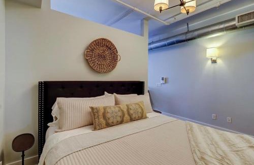 Historic District - North Apartment | Old Towne Loft on Broughton -Steps to City Market