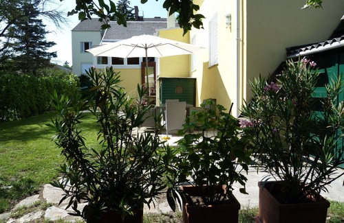 Liesing House | Old Viennese country house with veranda, private garden and free parking