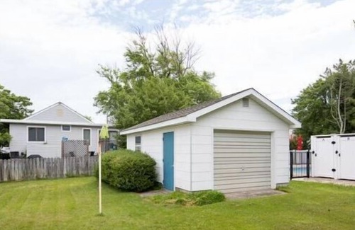 Avalon Cottage | Old world Avalon Cottage only steps to downtown and 2 blocks to the beach.