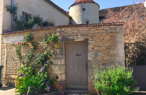 Noyers-sur-Serein Cottage | Old xve 'hôtel-dieu' in one of the hundreds more beautiful village of france.