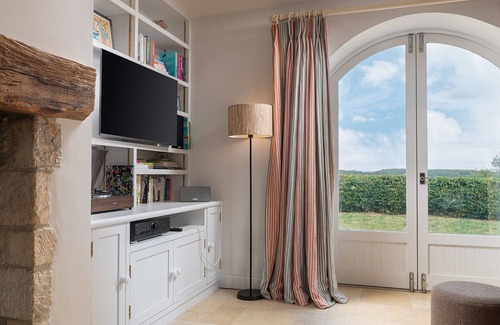 Elkstone House | Oldbury Barn - sleeps 11 guests in 4 bedrooms