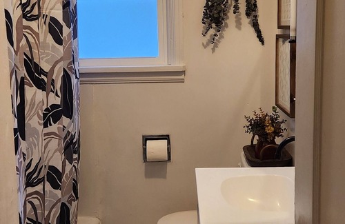 Burley House | OldCharm Spacious 2bdrmhouse in perfect location in Burley with WiFi,Central Air