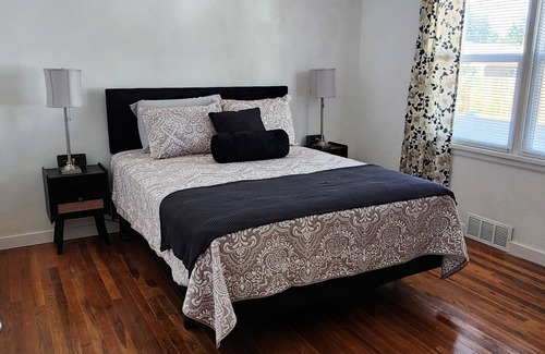 Burley House | OldCharm Spacious 2bdrmhouse in perfect location in Burley with WiFi,Central Air