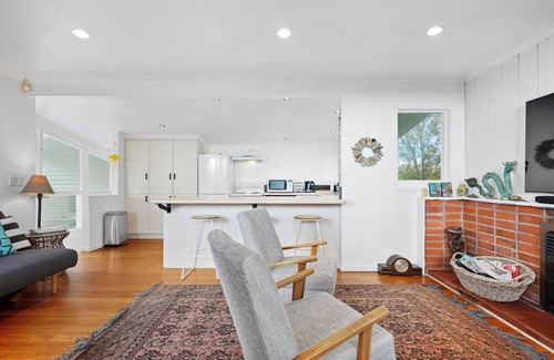 Waikanae House | Olde Beach Pearl - Waikanae Beach Holiday Home