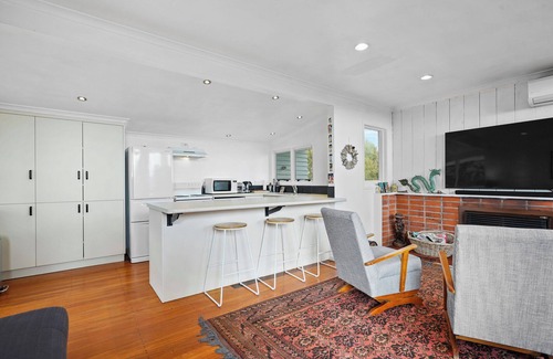 Waikanae House | Olde Beach Pearl - Waikanae Beach Holiday Home
